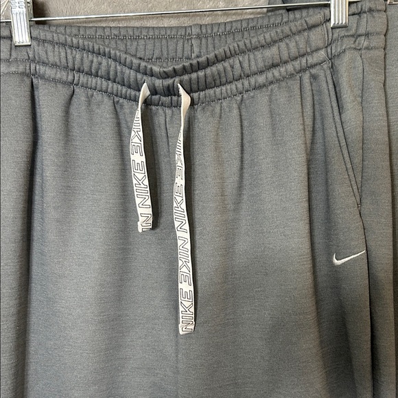 Nike Women’s Heather Gray Sweatshirt and Joggers Set - Picture 4 of 16